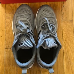 New Balance men size 10 running shoes, grey